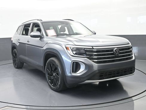 Used 2024 Volkswagen Atlas SE w/ Panoramic Sunroof Package FWD image 9