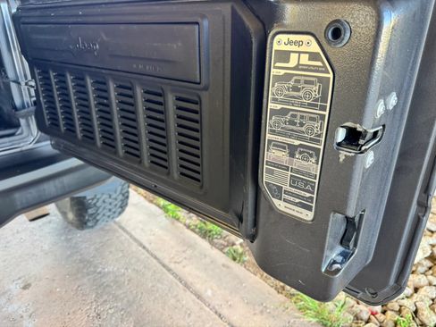 Used 2018 Jeep Wrangler Unlimited Rubicon AWD/4WD image 22