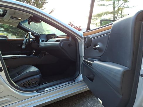 Used 2019 Lexus ES 350 Ultra Luxury w/ Accessory Package 2 FWD image 11