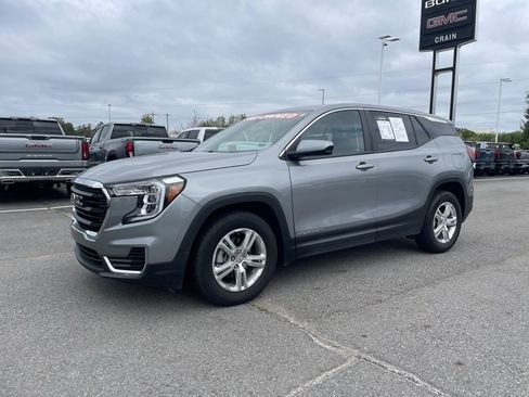 Used 2024 GMC Terrain SLE image 3