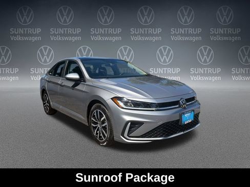 Used 2025 Volkswagen Jetta SE w/ Sunroof Package FWD image 9