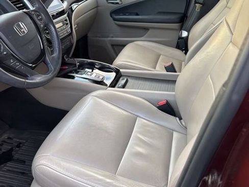 Used 2018 Honda Pilot Touring image 2