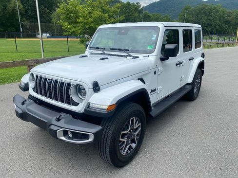 New 2025 Jeep Wrangler Unlimited Sahara AWD/4WD image 8