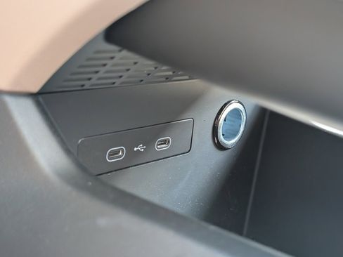 Certified 2025 Porsche Macan Electric image 18