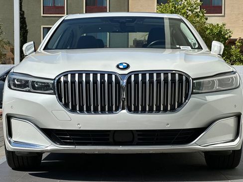 Used 2022 BMW 740i w/ Premium Package RWD image 8