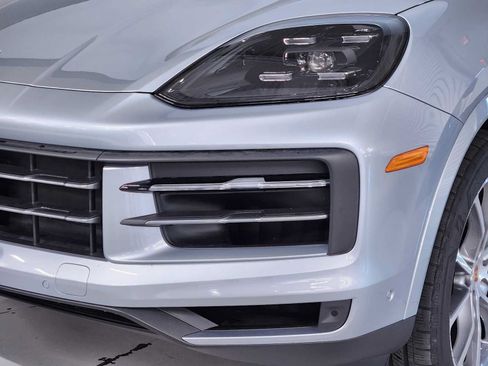 Used 2025 Porsche Cayenne AWD/4WD image 12