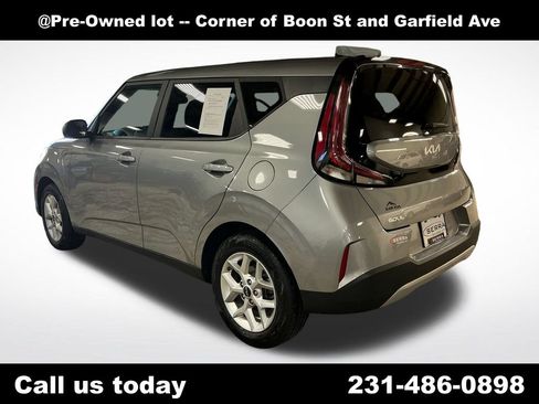 Used 2023 Kia Soul LX w/ LX Technology Package FWD image 3
