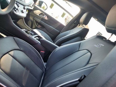 New 2026 Chrysler Pacifica Limited w/ S Appearance Package FWD image 9