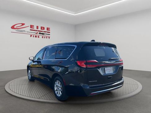 Used 2023 Chrysler Pacifica Touring-L FWD image 7