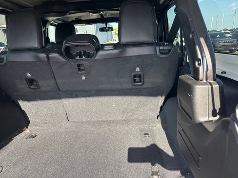 Used 2019 Jeep Wrangler Unlimited Sahara w/ Safety Group AWD/4WD image 12