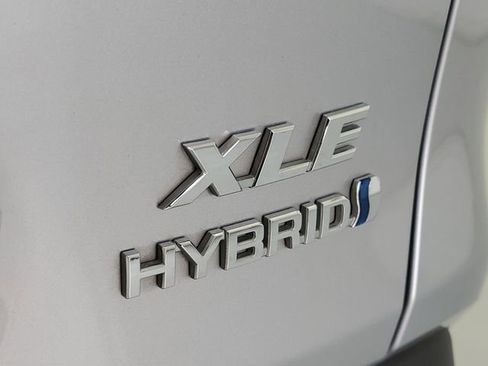 Used 2022 Toyota RAV4 XLE w/ Convenience Package image 10