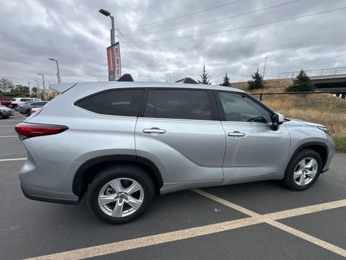 Used 2023 Toyota Highlander LE FWD image 8