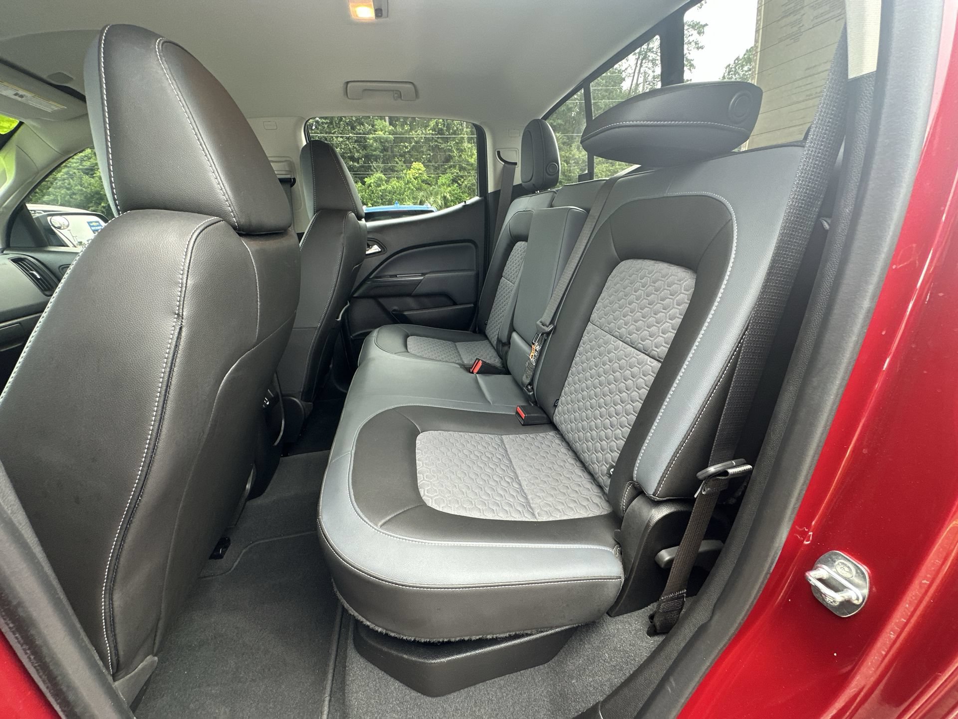 Used 2021 Chevrolet Colorado Z71 w/ Safety Package RWD image 18