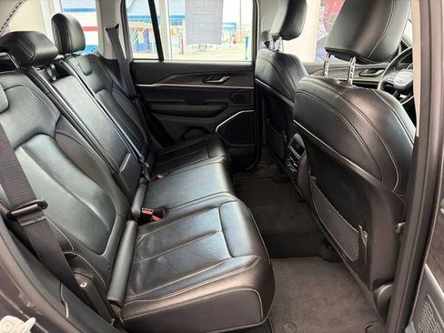 Used 2022 Jeep Grand Cherokee Limited AWD/4WD image 10