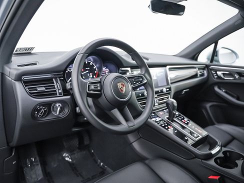 Certified 2025 Porsche Macan image 4
