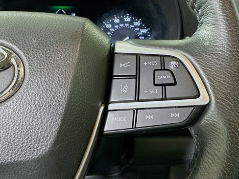 Used 2023 Toyota Sienna XLE image 17