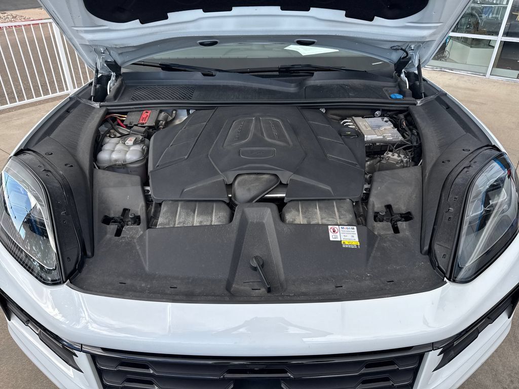 Used 2024 Porsche Cayenne Coupe AWD/4WD image 22
