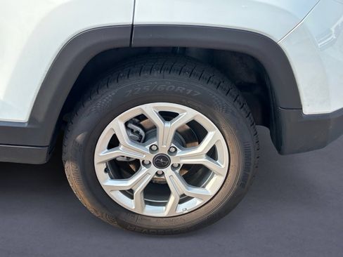 Used 2025 Jeep Compass Latitude w/ Sun & Sound Group AWD/4WD image 5