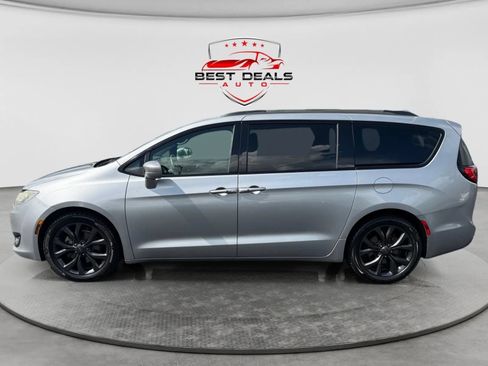 Used 2019 Chrysler Pacifica Touring-L w/ S Appearance Package FWD image 2