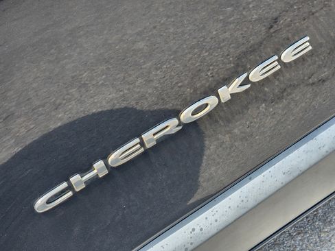 Used 2016 Jeep Cherokee Limited FWD image 12