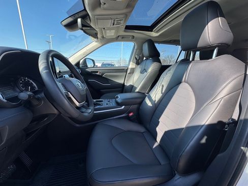 Used 2025 Toyota Highlander XLE image 8