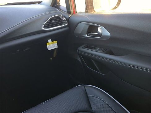 New 2026 Chrysler Pacifica Limited w/ S Appearance Package image 21