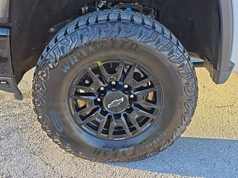 Used 2024 Chevrolet Silverado 2500 ZR2 w/ Technology Package image 9