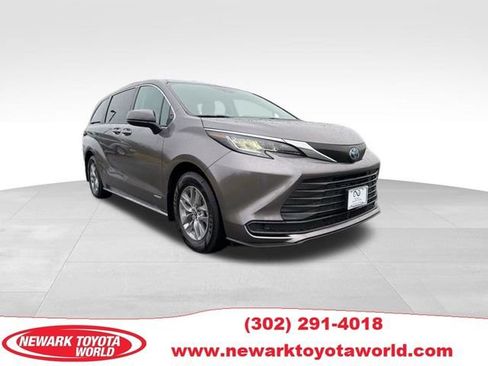 Used 2021 Toyota Sienna LE image 1