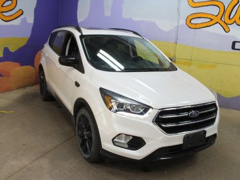 Used 2017 Ford Escape SE w/ Equipment Group 201A FWD image 2