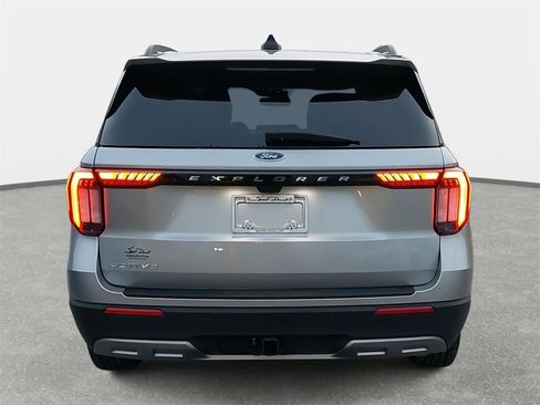Used 2025 Ford Explorer Active w/ Active Comfort Package image 6