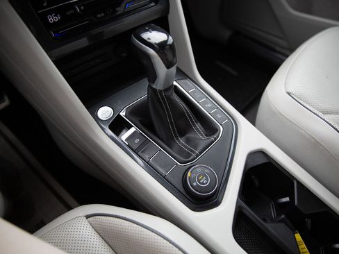 Used 2022 Volkswagen Tiguan SEL R-Line image 16