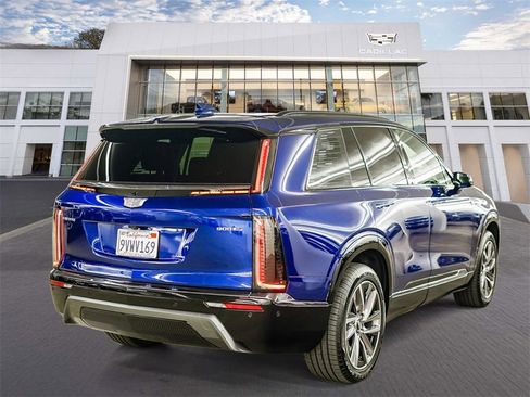 Used 2026 Cadillac Vistiq Sport image 2
