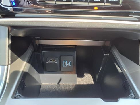 Used 2022 Ford Explorer Limited w/ Equipment Group 301A image 23