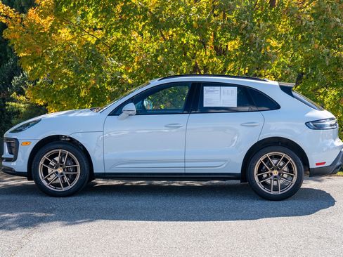 Certified 2025 Porsche Macan image 2