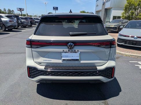 New 2026 Volkswagen Tiguan SE R-Line FWD image 6