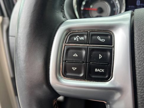 Used 2013 Chrysler Town & Country Touring-L w/ Driver Convenience Group FWD image 21