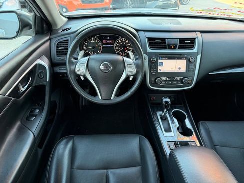 Used 2017 Nissan Altima 3.5 SL w/ 3.5 Technology Package image 4