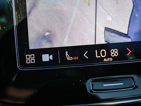 Used 2023 Volvo XC40 Recharge Plus image 29