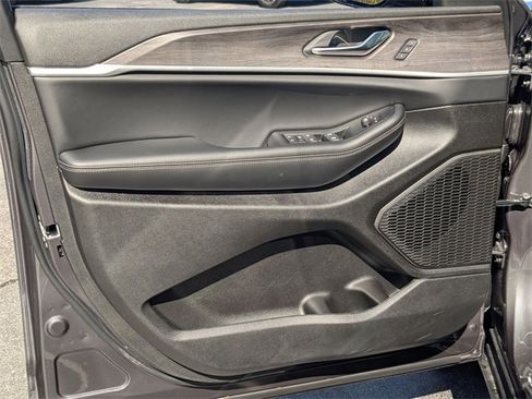 New 2025 Jeep Grand Cherokee L Limited image 10