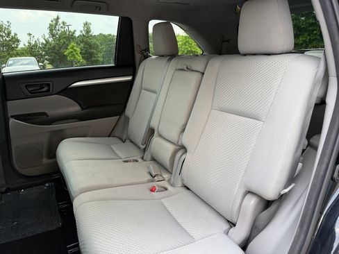 Used 2016 Toyota Highlander LE FWD image 39