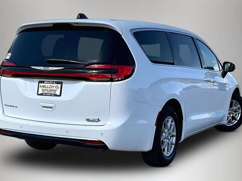 Used 2023 Chrysler Pacifica Touring-L FWD image 6
