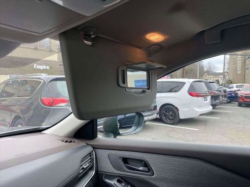 Used 2023 Nissan Rogue S image 30