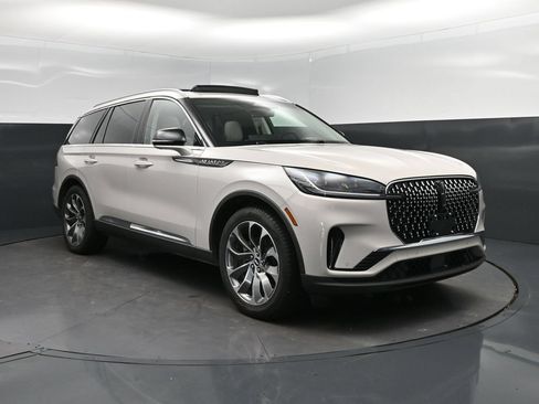 Used 2025 Lincoln Aviator Reserve w/ Luxury Package RWD image 9