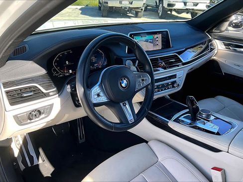 Used 2022 BMW 740i w/ M Sport Package image 17