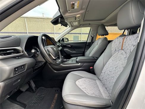 Used 2023 Toyota Highlander Bronze Edition image 21