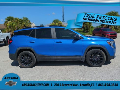 Used 2024 GMC Terrain SLE w/ Driver Convenience Package FWD image 3