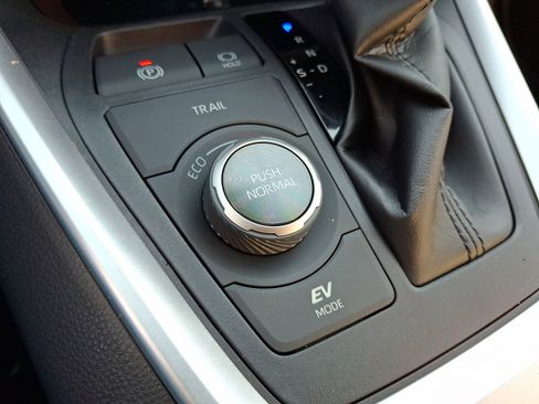 Used 2020 Toyota RAV4 Limited image 26