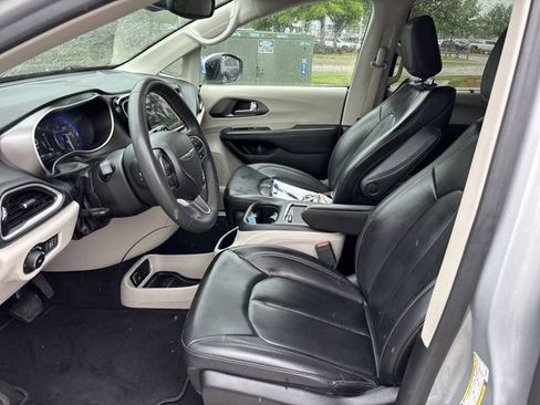 Used 2023 Chrysler Pacifica Touring-L FWD image 16
