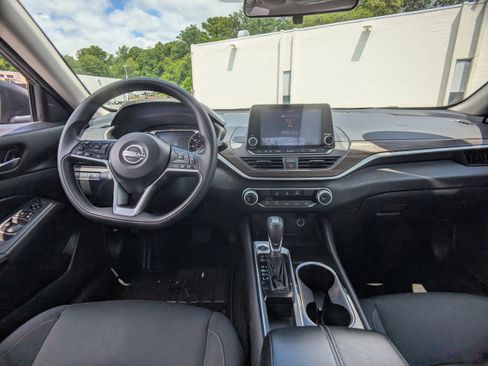 Used 2024 Nissan Altima 2.5 SV FWD image 16