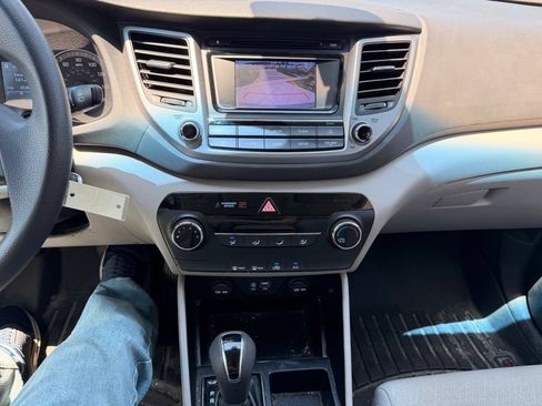 Used 2017 Hyundai Tucson SE w/ SE Popular Package 02 FWD image 4
